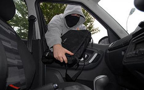 VIGYÁZAT! Új trükkel próbálkoznak a ceglédi autótolvajok
