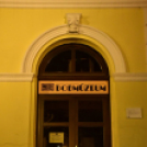 Csendes gyertyagyújtás a Dobmúzeum előtt