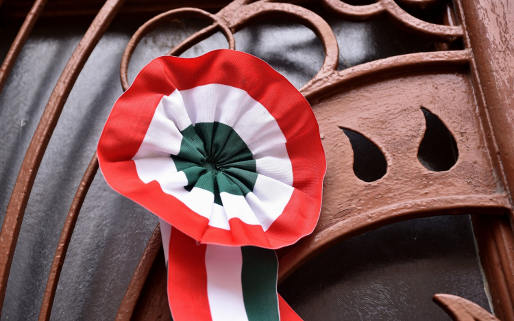 Rendhagyó március 15. képekben