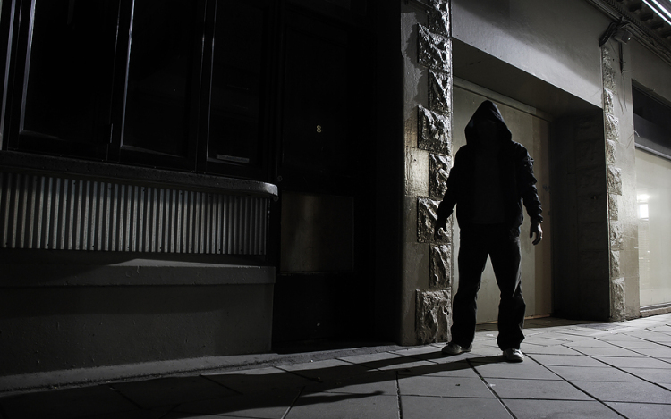 Megtámadtak, majd szexuálisan zaklattak egy fiatal nőt szombat hajnalban Cegléden