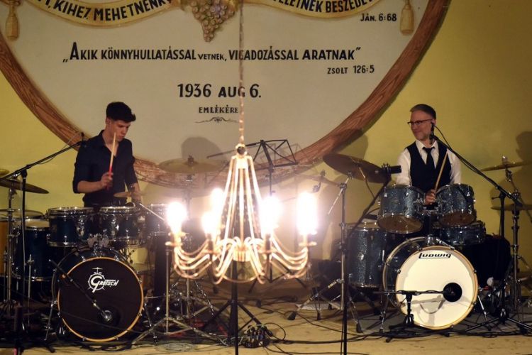 Teltházas koncert a Gyülekezeti Házban