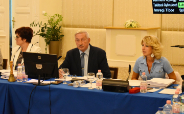 Közel 60 napirendi pont