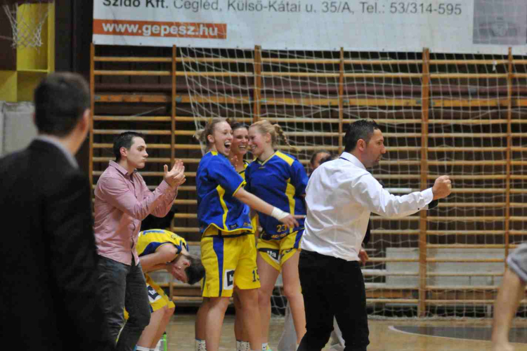 CEGLÉDI EKK–PINKK PÉCSI 424 64–75 