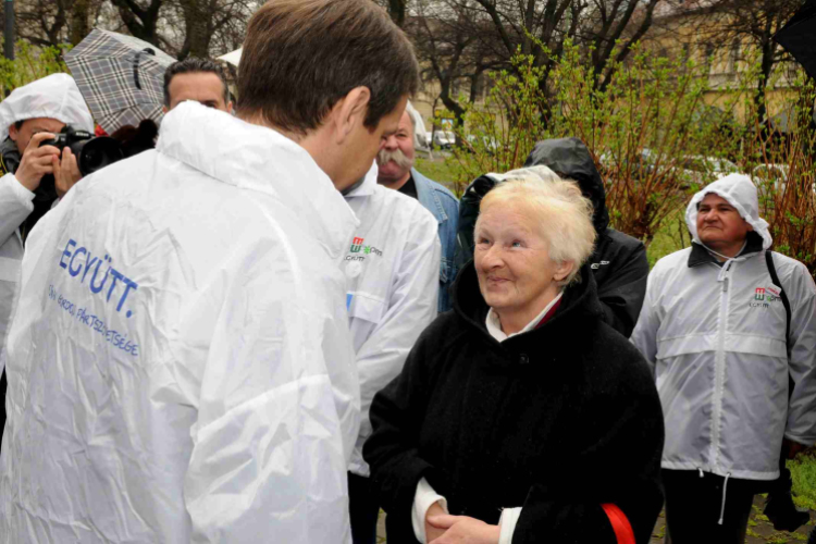 Esőben is kampányoltak Cegléden