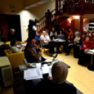 Zenés kávéház a könyvtárban