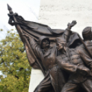 Gyertyagyújtás az emlékműnél