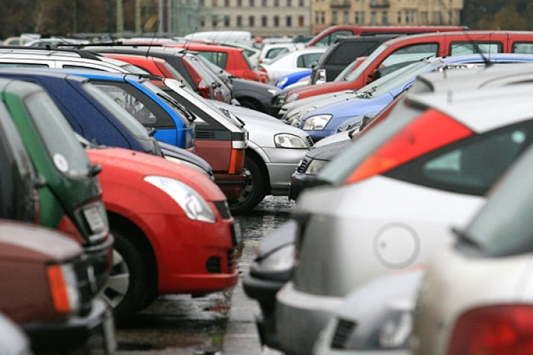Megszűnik az ingyenes parkolás