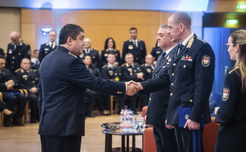 Ceglédi rendőr az év iskolarendőrei között