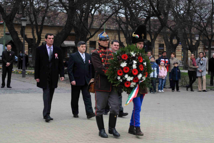 Kossuth szobor megkoszorúzása