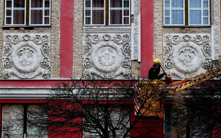 Veszélyessé vált a művelődési ház homlokzata 