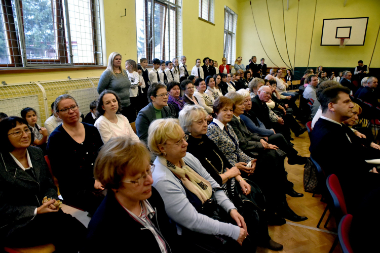 Átadták a felújított Szent Kereszt Katolikus Általános Iskolát