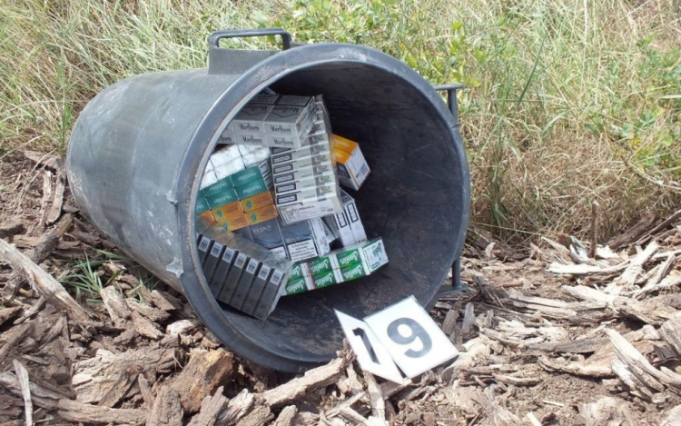 Kukába rejtették a lopott cigit