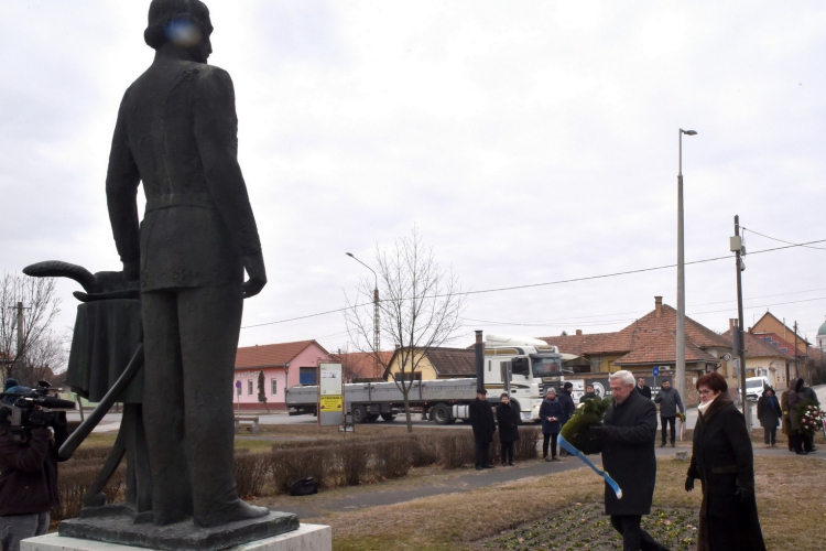 Csendes koszorúzással emlékeztek