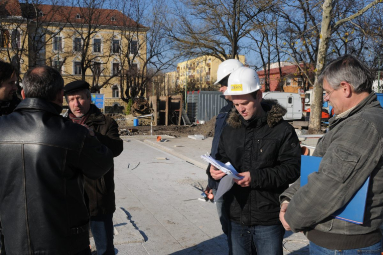 Városi Strandfürdő - járólapok építése