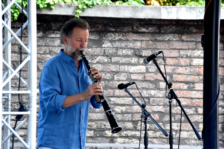 Koncert az Ordas Lajos közben