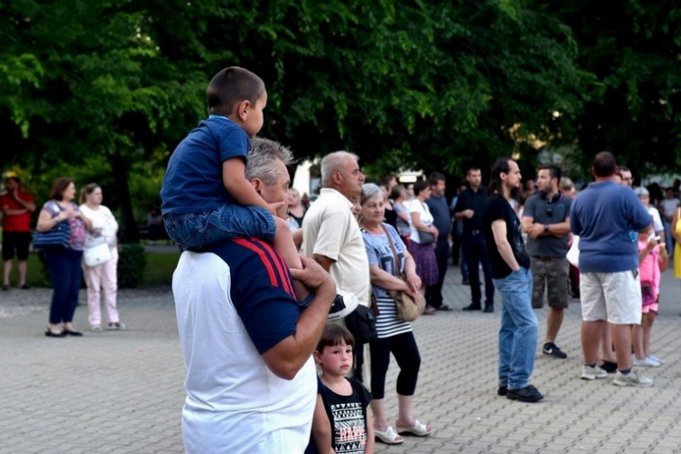 Demonstráció az éjszakai autóversenyzés ellen