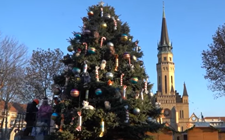 Új díszek is felkerültek a karácsonyfára