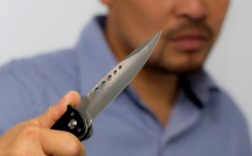 Késsel fenyegették meg a vonaton