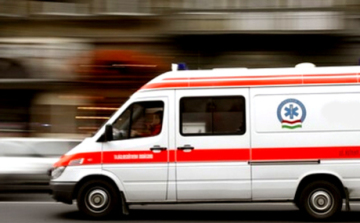 Motoros és személyautó ütközött a Kőrösi úton