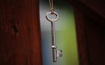 Lopott kulccsal loptak