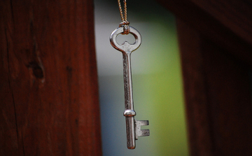 Lopott kulccsal loptak