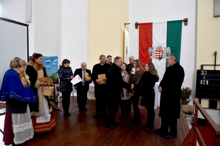 Együtt szaval a nemzet Cegléden