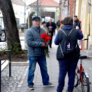 Szegfűvel köszöntötték a hölgyeket