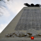 Gyertyagyújtás az emlékműnél