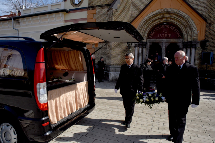 Utolsó útjára kísérték Kürti Bélát