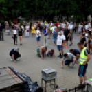 Demonstráció az éjszakai autóversenyzés ellen