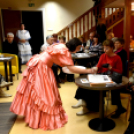 Zenés kávéház a könyvtárban