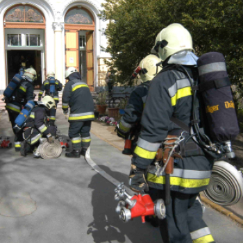 Tűzoltók a gimiben