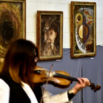 Faplasztikák és festmények az Artem Galériában