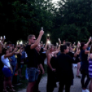 Demonstráció az éjszakai autóversenyzés ellen