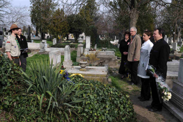 Koszorúzás a köztemetőben - Március 15.