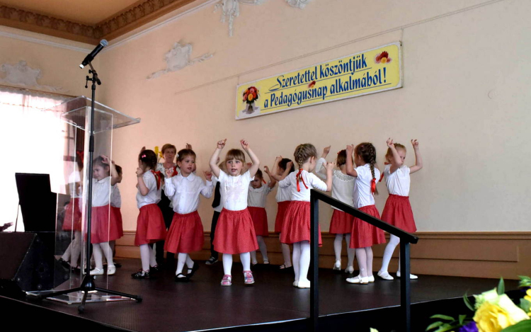 A pedagógusokat köszöntötték Cegléden