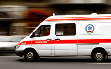 Két autó ütközött a 4-esen