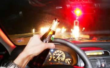 Rendszám nélkül, ittasan