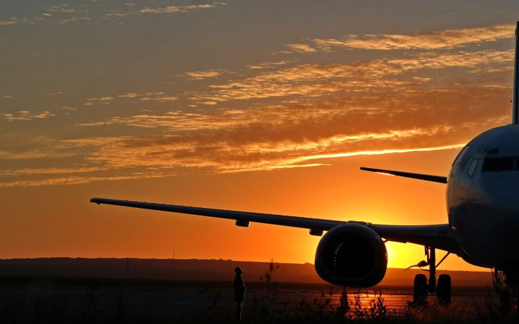 Éjjel érkezem - parkoljunk a reptér mellett