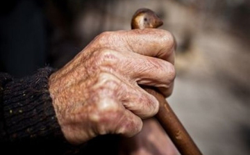 Egy 74 éves bácsit raboltak ki a ceglédi vasútállomáson