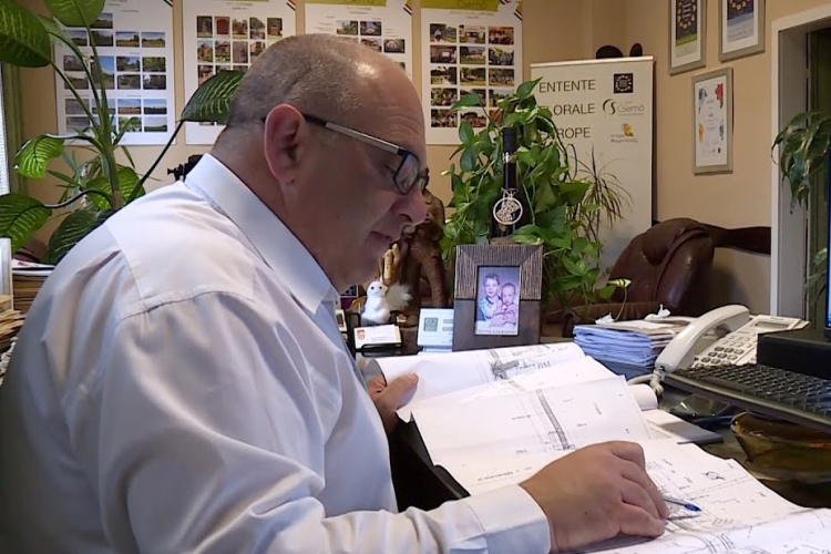 Lemond Csemő polgármestere