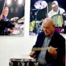 Csendes gyertyagyújtás a Dobmúzeum előtt