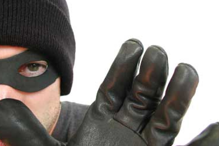 Fényes nappal akarták kirabolni a közel 80 éves nőt Cegléden