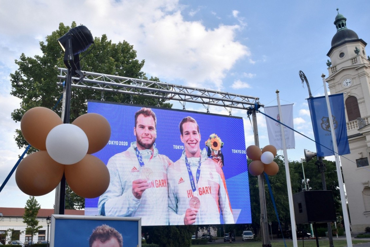 Vízilabda olimpikonok a főtéren