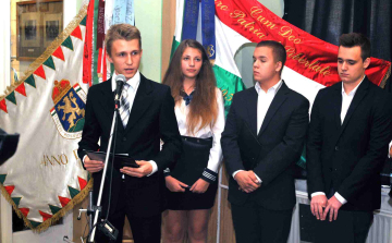 Hősök és koszorúk