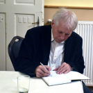 Derűbe mártott toll