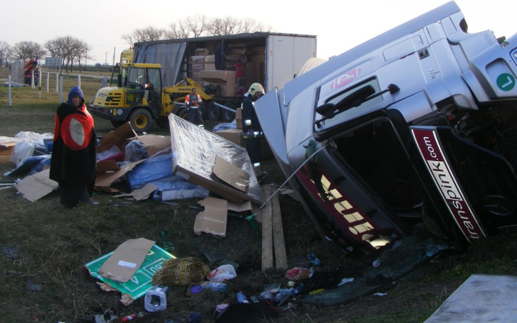 Árokba borult egy bútorszállító kamion