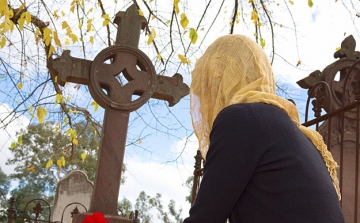 Megszólalt a saját anyjának sírt ásó albertirsai nő - VIDEÓ