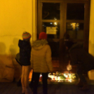 Csendes gyertyagyújtás a Dobmúzeum előtt