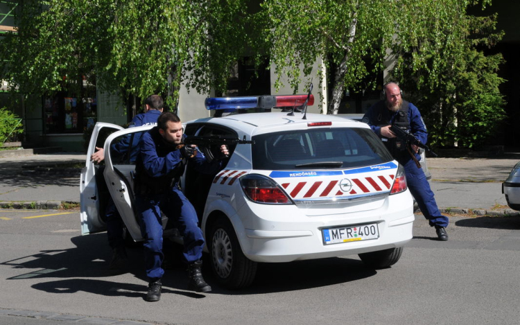 Tűzharc a rendőrség előtt